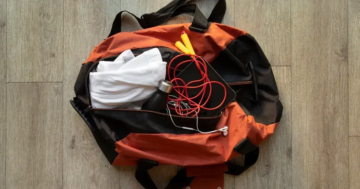 Sac d'évacuation 72 heures ouvert avec contenu essentiel organisé par catégorie