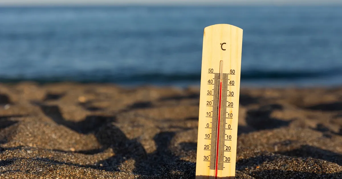 Thermomètre affichant une température extrême pendant une canicule