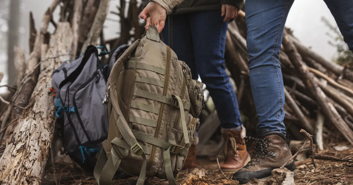 Sac d'évacuation préparé avec les fournitures essentielles