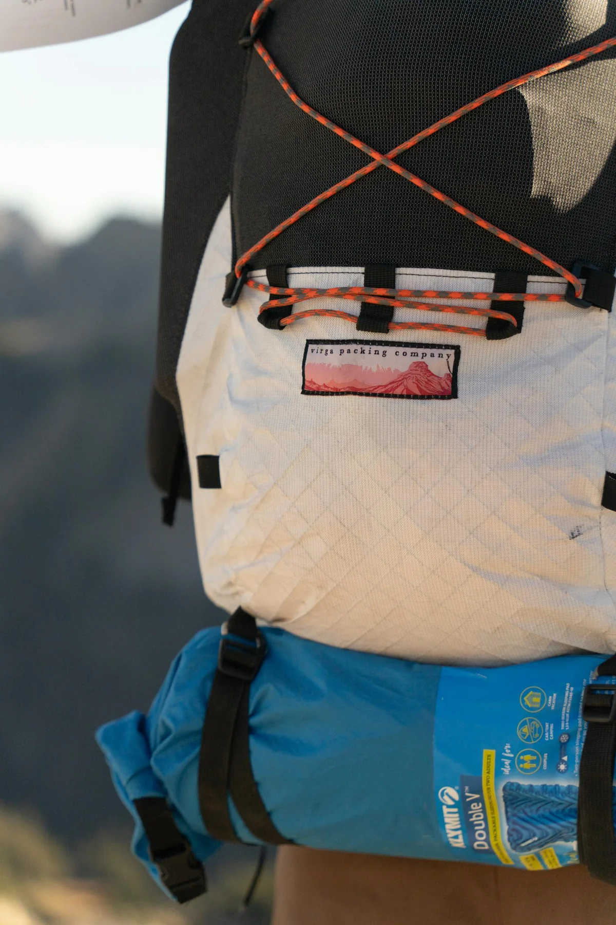 Sac de survie avec équipement déployé : lampe torche, multifonction, eau, nourriture, trousse de secours