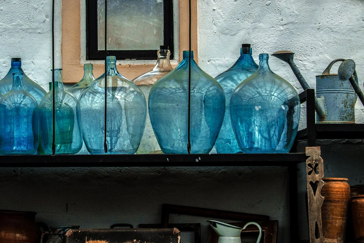 Garde-manger organisé avec bouteilles et bidons d'eau stockés