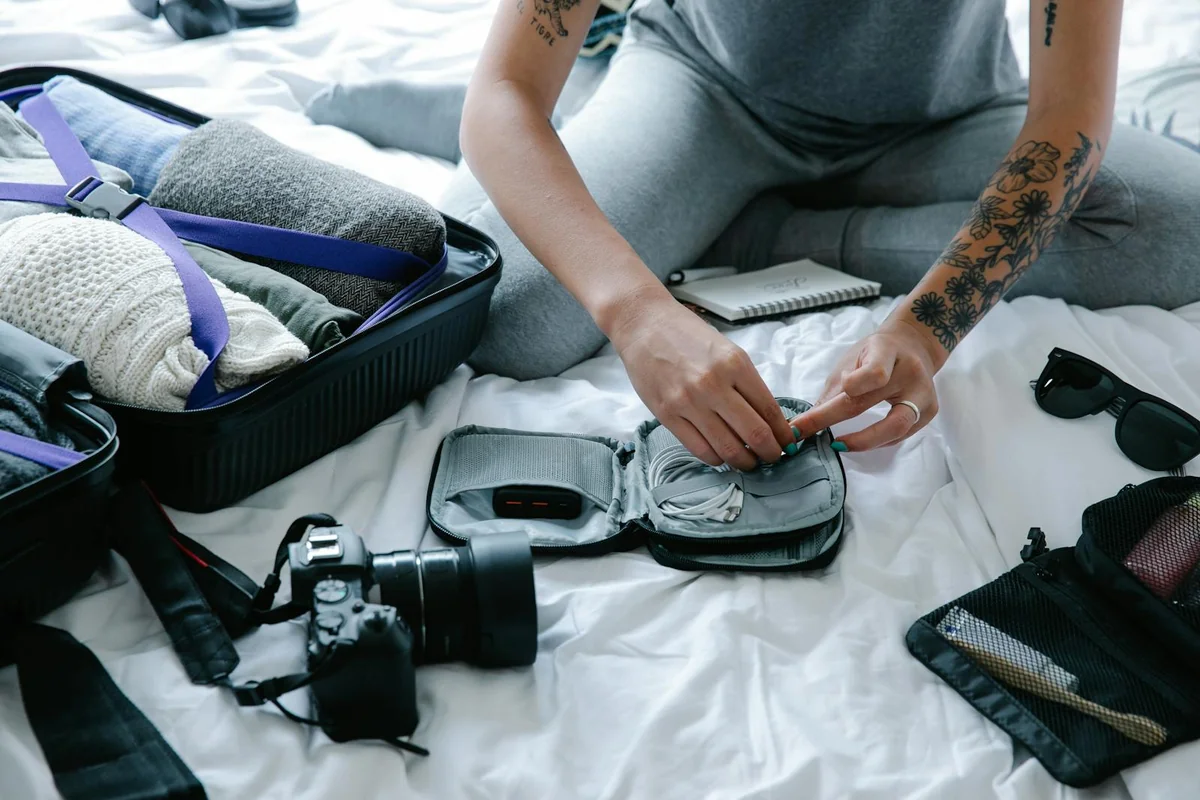 Mains préparant un sac d'évacuation