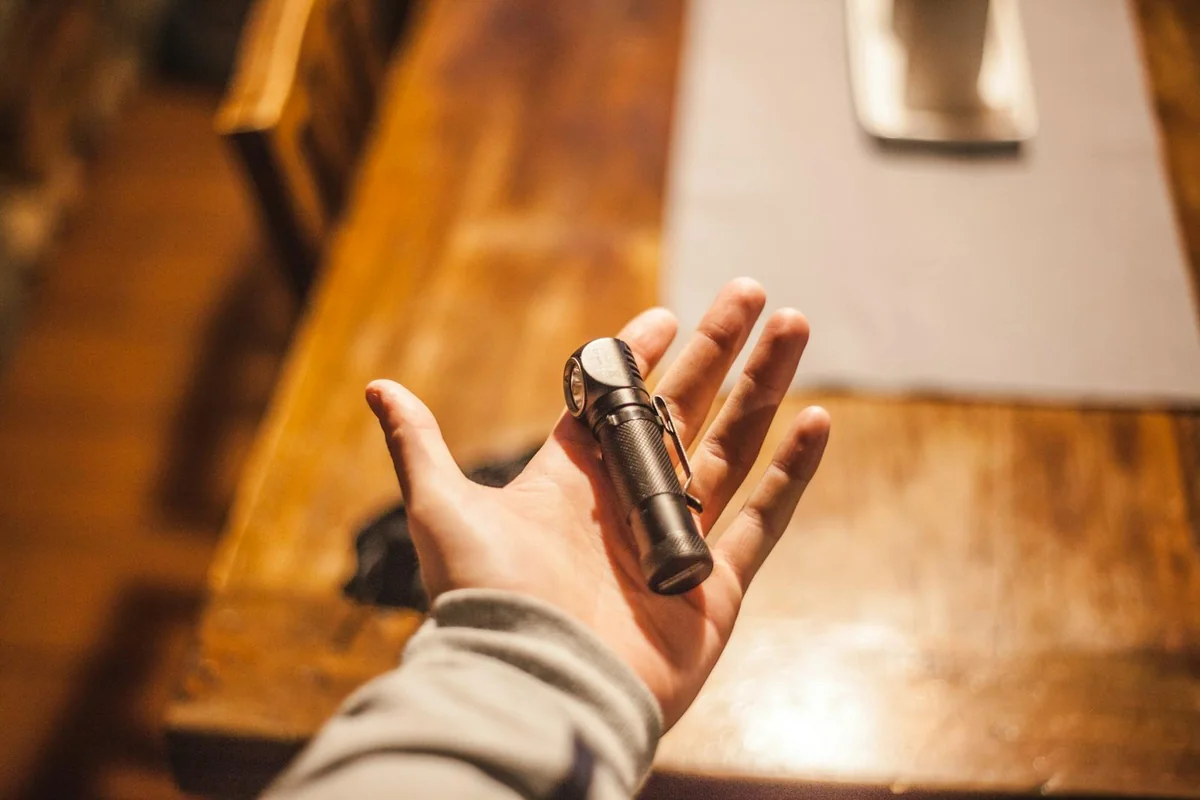 Main tenant une lampe LED éclairant le couloir pendant la panne ibérique d'avril 2025 — kit d'urgence 72 heures en usage réel