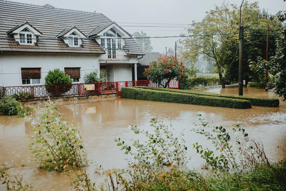 Maison encerclée par les eaux pendant une inondation