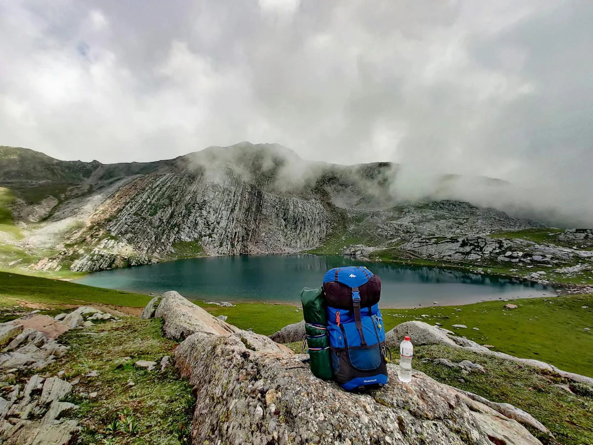 Paysage montagneux des Pyrénées avec lac au fond